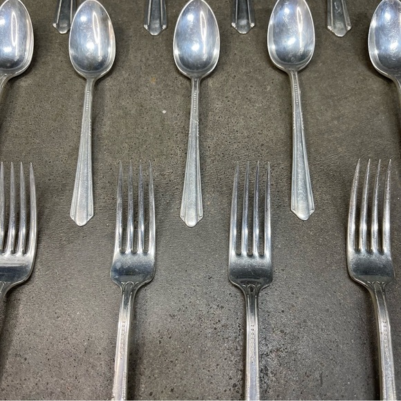 Vintage 1939 Holmes & Edwards Silverplate Inlaid Flatware Set Art Deco - Picture 5 of 11